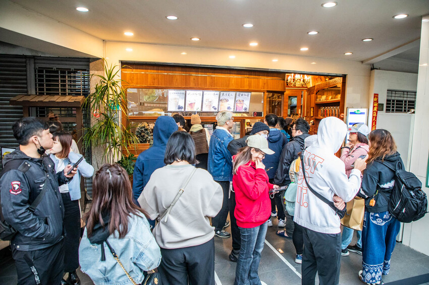 台南飲料新選擇!青山茶行40年老茶行變身爆紅手搖,必喝琥珀冰磚奶。