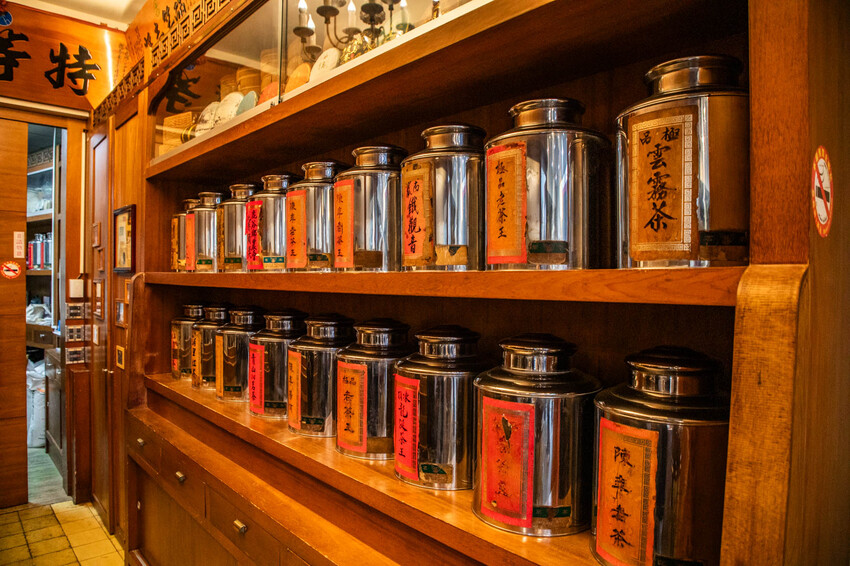 台南飲料新選擇!青山茶行40年老茶行變身爆紅手搖,必喝琥珀冰磚奶。