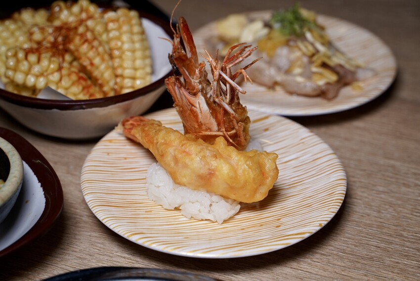 【侍悟丸迴轉壽司嘉義店】在地人激推的壽司店！平實價格也能吃出高級感！食材新鮮且擺盤精緻，店裝潢超氣派，讓你彷彿置身在日本！生意超好，建議訂位～ - 阿華田的美食日記