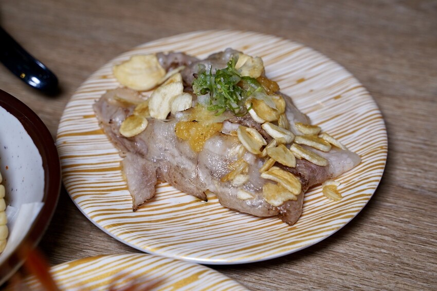 【侍悟丸迴轉壽司嘉義店】在地人激推的壽司店！平實價格也能吃出高級感！食材新鮮且擺盤精緻，店裝潢超氣派，讓你彷彿置身在日本！生意超好，建議訂位～ - 阿華田的美食日記