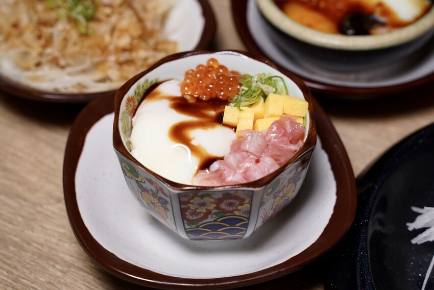 【侍悟丸迴轉壽司嘉義店】在地人激推的壽司店！平實價格也能吃出高級感！食材新鮮且擺盤精緻，店裝潢超氣派，讓你彷彿置身在日本！生意超好，建議訂位～ - 阿華田的美食日記