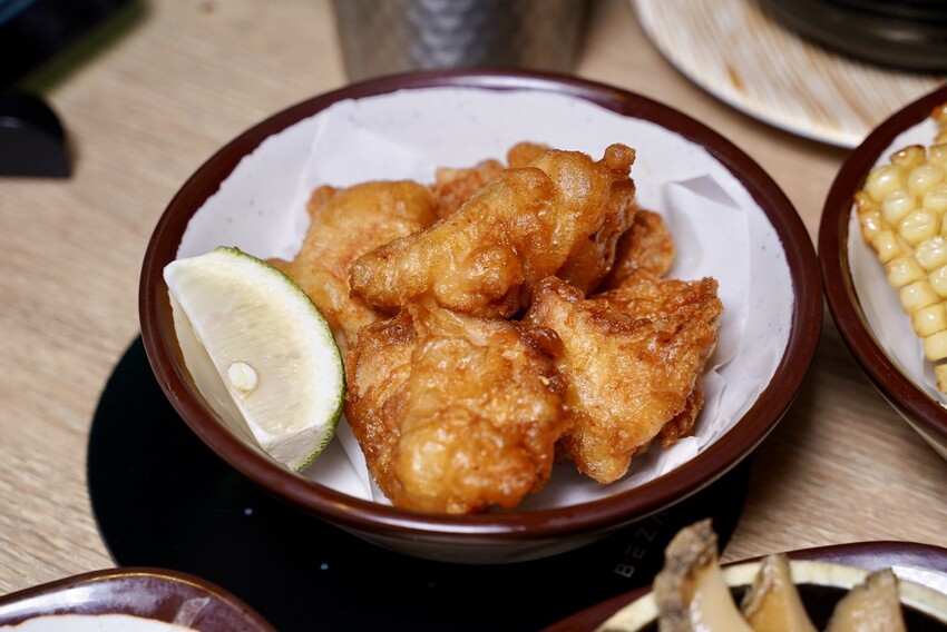 【侍悟丸迴轉壽司嘉義店】在地人激推的壽司店！平實價格也能吃出高級感！食材新鮮且擺盤精緻，店裝潢超氣派，讓你彷彿置身在日本！生意超好，建議訂位～ - 阿華田的美食日記