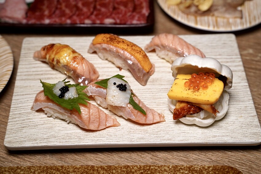 【侍悟丸迴轉壽司嘉義店】在地人激推的壽司店！平實價格也能吃出高級感！食材新鮮且擺盤精緻，店裝潢超氣派，讓你彷彿置身在日本！生意超好，建議訂位～ - 阿華田的美食日記