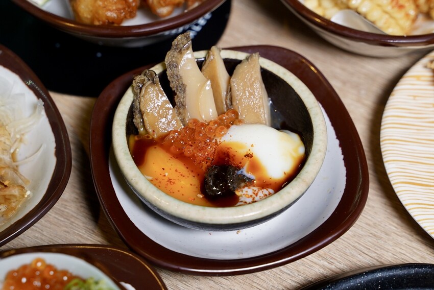 【侍悟丸迴轉壽司嘉義店】在地人激推的壽司店！平實價格也能吃出高級感！食材新鮮且擺盤精緻，店裝潢超氣派，讓你彷彿置身在日本！生意超好，建議訂位～ - 阿華田的美食日記