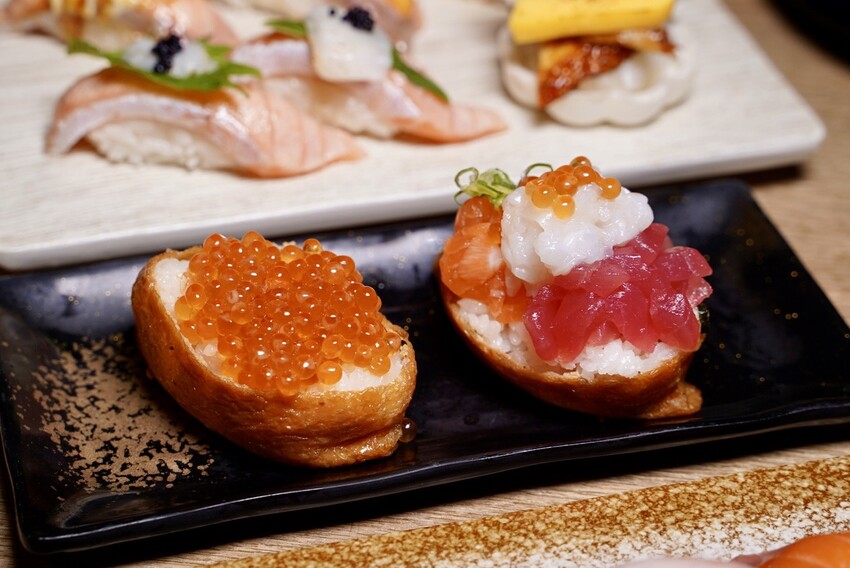 【侍悟丸迴轉壽司嘉義店】在地人激推的壽司店！平實價格也能吃出高級感！食材新鮮且擺盤精緻，店裝潢超氣派，讓你彷彿置身在日本！生意超好，建議訂位～ - 阿華田的美食日記