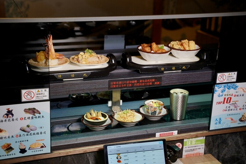 【侍悟丸迴轉壽司嘉義店】在地人激推的壽司店！平實價格也能吃出高級感！食材新鮮且擺盤精緻，店裝潢超氣派，讓你彷彿置身在日本！生意超好，建議訂位～ - 阿華田的美食日記