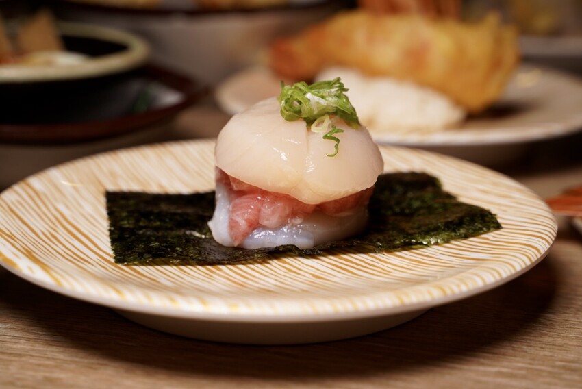 【侍悟丸迴轉壽司嘉義店】在地人激推的壽司店！平實價格也能吃出高級感！食材新鮮且擺盤精緻，店裝潢超氣派，讓你彷彿置身在日本！生意超好，建議訂位～ - 阿華田的美食日記