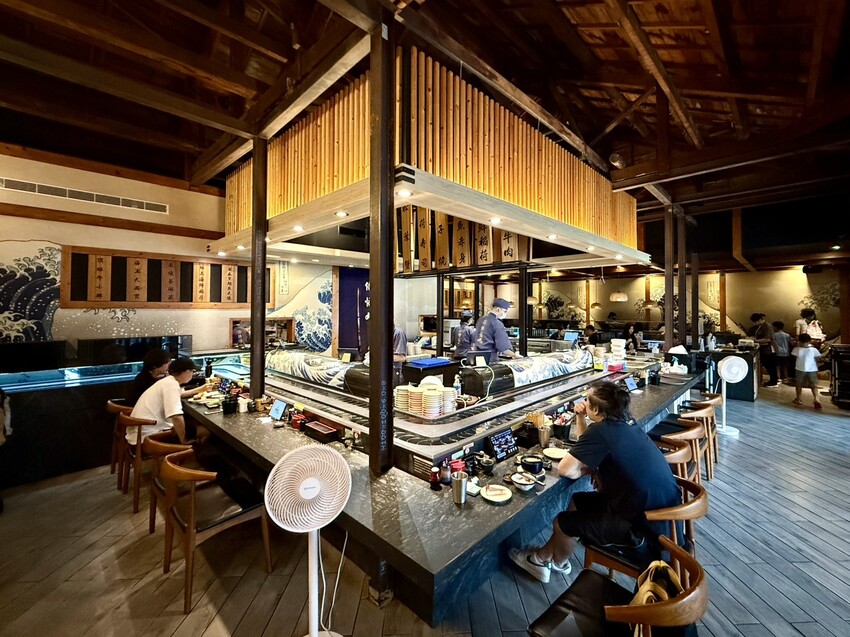 【侍悟丸迴轉壽司嘉義店】在地人激推的壽司店！平實價格也能吃出高級感！食材新鮮且擺盤精緻，店裝潢超氣派，讓你彷彿置身在日本！生意超好，建議訂位～ - 阿華田的美食日記