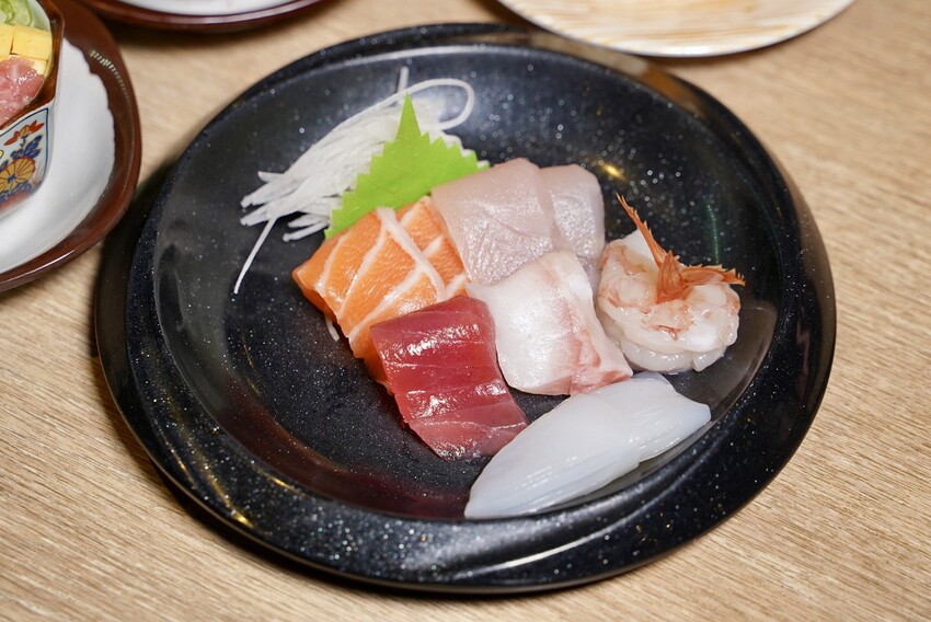 【侍悟丸迴轉壽司嘉義店】在地人激推的壽司店！平實價格也能吃出高級感！食材新鮮且擺盤精緻，店裝潢超氣派，讓你彷彿置身在日本！生意超好，建議訂位～ - 阿華田的美食日記