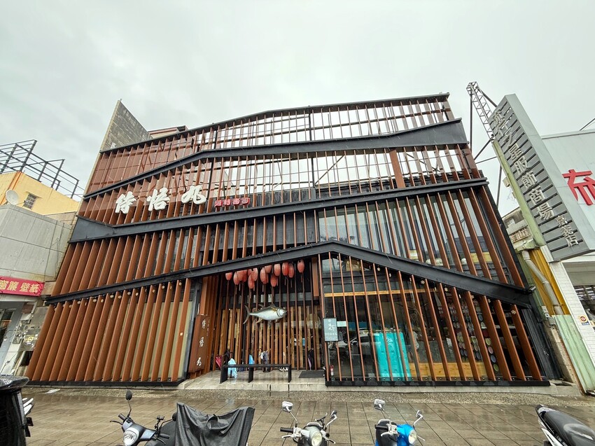 【侍悟丸迴轉壽司嘉義店】在地人激推的壽司店！平實價格也能吃出高級感！食材新鮮且擺盤精緻，店裝潢超氣派，讓你彷彿置身在日本！生意超好，建議訂位～ - 阿華田的美食日記