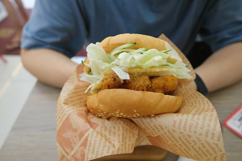 新北八里早餐｜姆姆漢堡早午餐店，卡拉雞腿堡只要$60，便宜好吃、在地人推薦早餐！