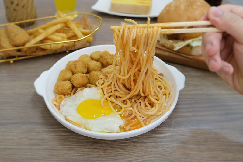新北八里早餐｜姆姆漢堡早午餐店，卡拉雞腿堡只要$60，便宜好吃、在地人推薦早餐！