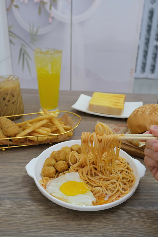 新北八里早餐｜姆姆漢堡早午餐店，卡拉雞腿堡只要$60，便宜好吃、在地人推薦早餐！