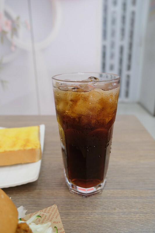 新北八里早餐｜姆姆漢堡早午餐店，卡拉雞腿堡只要$60，便宜好吃、在地人推薦早餐！