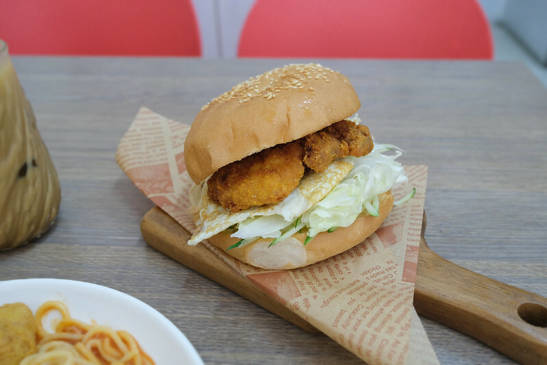 新北八里早餐｜姆姆漢堡早午餐店，卡拉雞腿堡只要$60，便宜好吃、在地人推薦早餐！