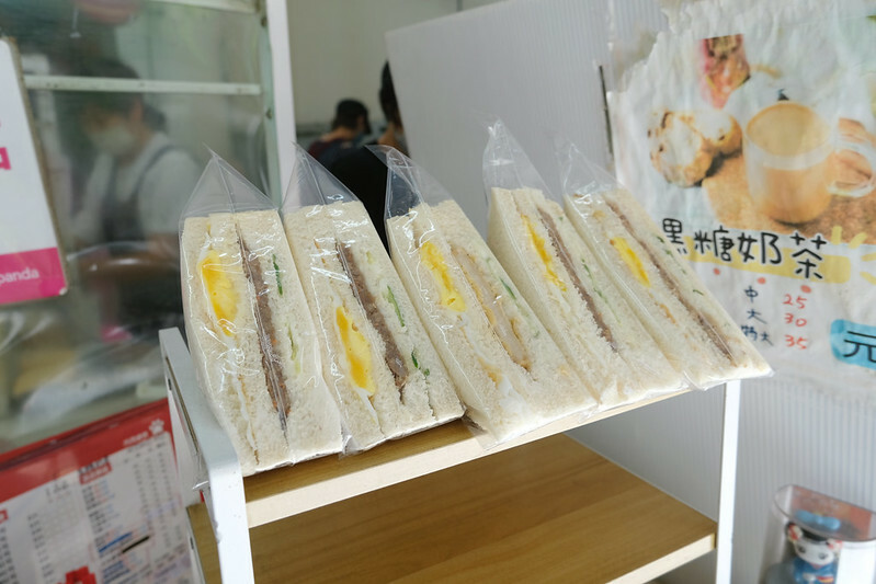新北八里早餐｜姆姆漢堡早午餐店，卡拉雞腿堡只要$60，便宜好吃、在地人推薦早餐！