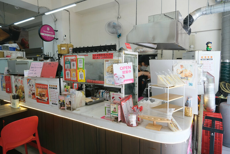 新北八里早餐｜姆姆漢堡早午餐店，卡拉雞腿堡只要$60，便宜好吃、在地人推薦早餐！