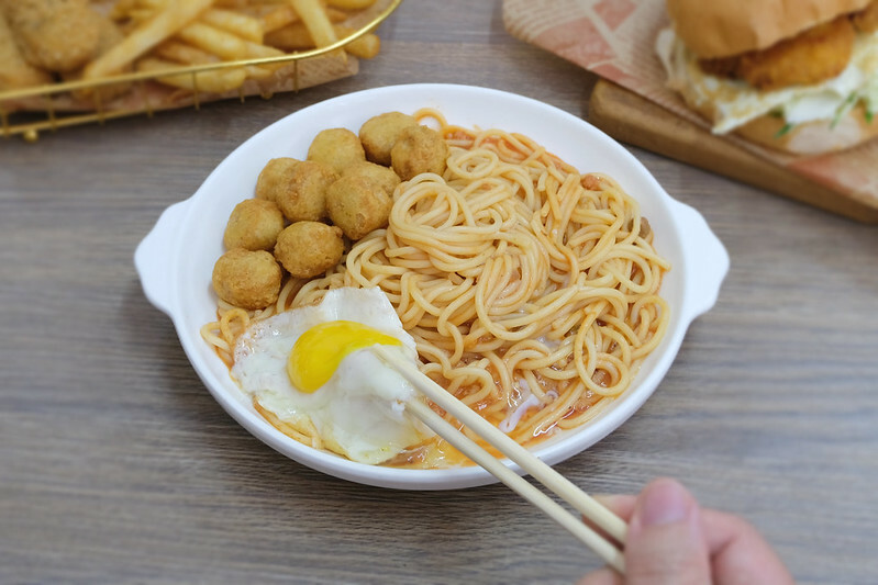 新北八里早餐｜姆姆漢堡早午餐店，卡拉雞腿堡只要$60，便宜好吃、在地人推薦早餐！