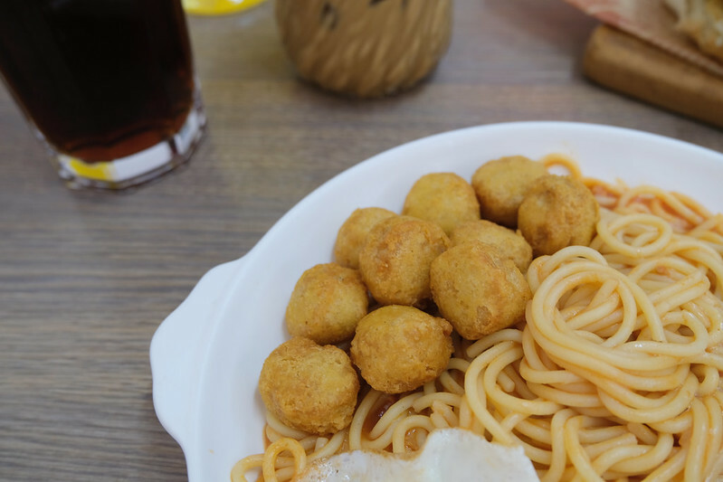 新北八里早餐｜姆姆漢堡早午餐店，卡拉雞腿堡只要$60，便宜好吃、在地人推薦早餐！