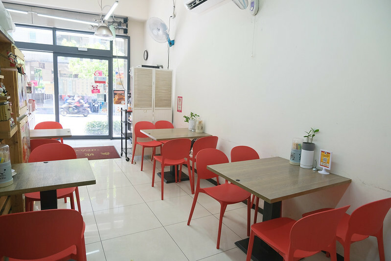 新北八里早餐｜姆姆漢堡早午餐店，卡拉雞腿堡只要$60，便宜好吃、在地人推薦早餐！
