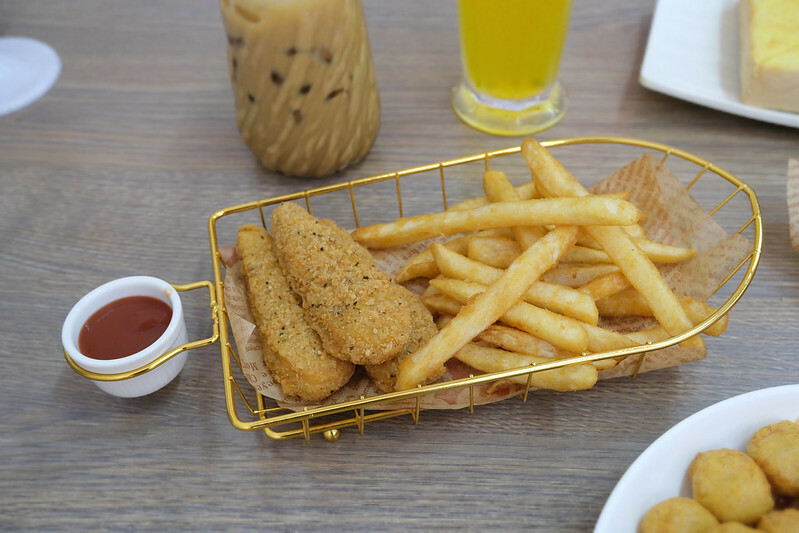 新北八里早餐｜姆姆漢堡早午餐店，卡拉雞腿堡只要$60，便宜好吃、在地人推薦早餐！