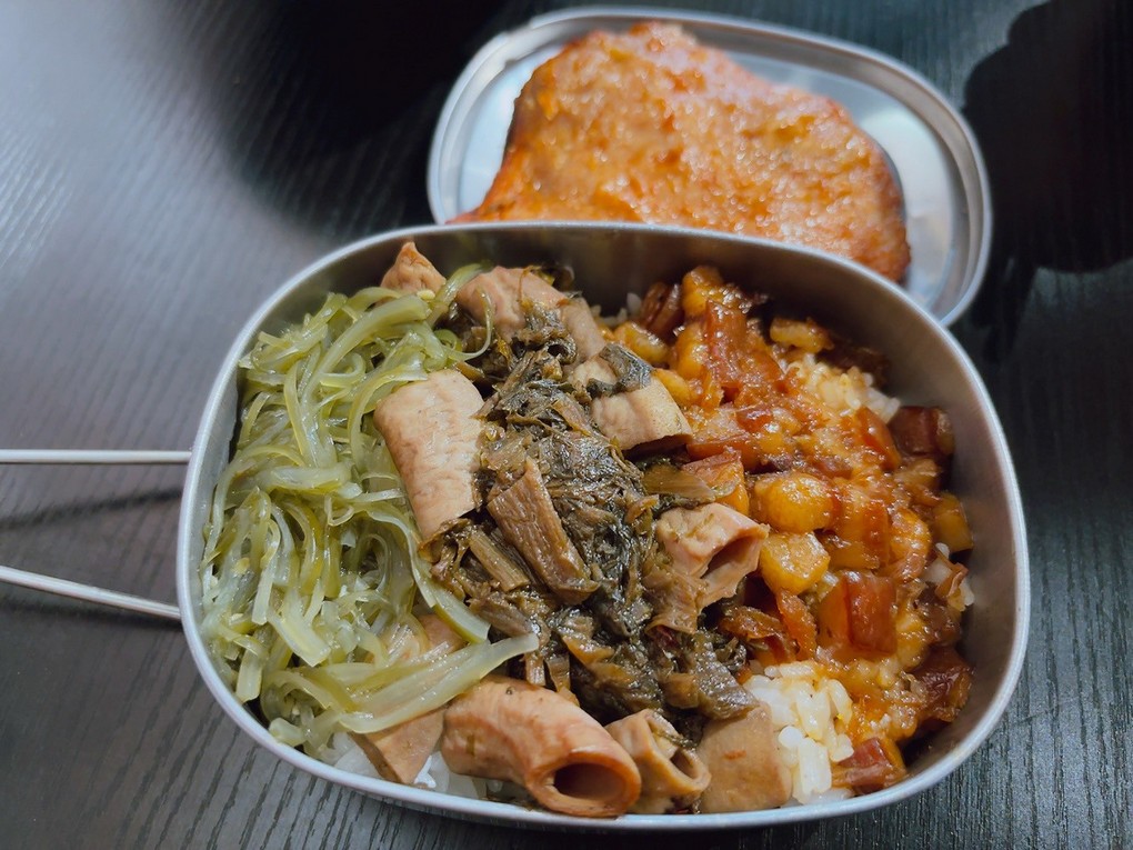 桃園龜山平價美食推薦!上座古傳滷肉飯專賣店超懷舊,古早摩天輪套餐。