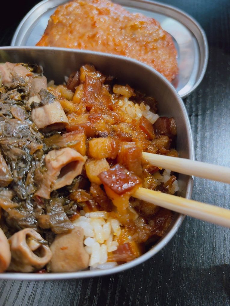 桃園龜山平價美食推薦!上座古傳滷肉飯專賣店超懷舊,古早摩天輪套餐。