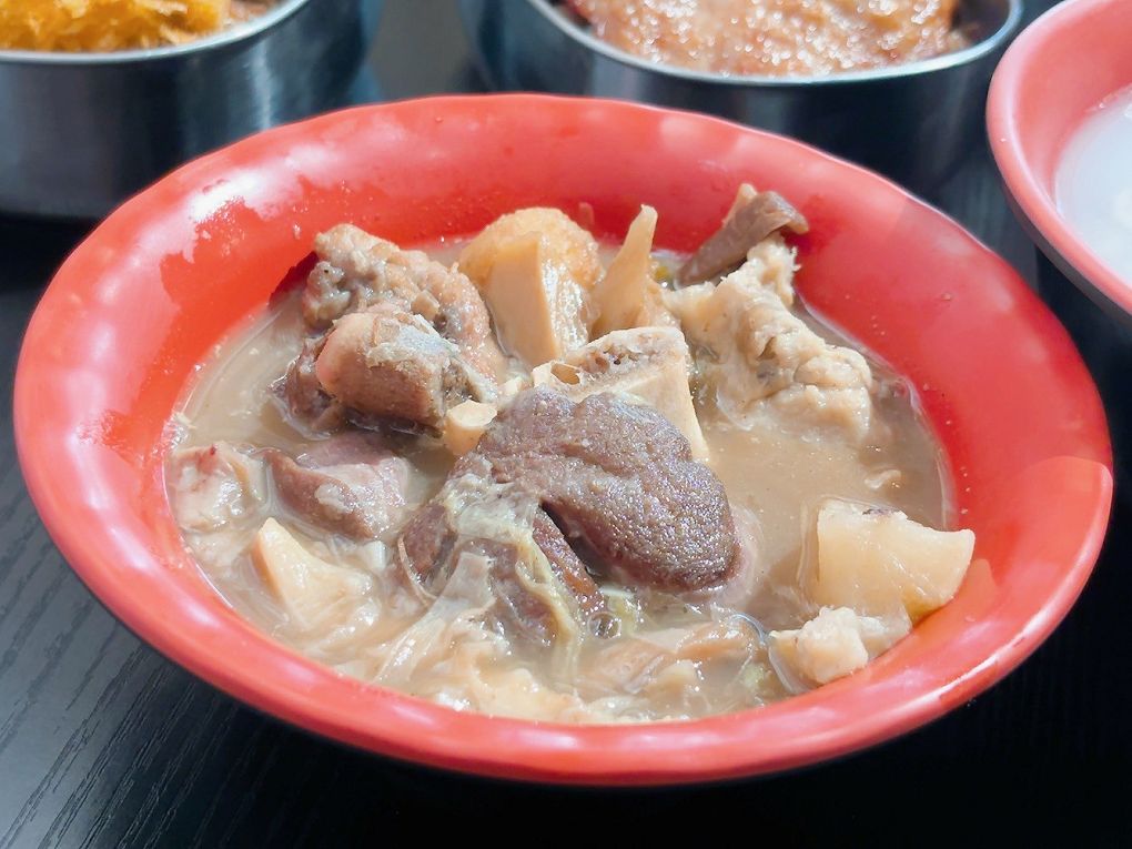 桃園龜山平價美食推薦!上座古傳滷肉飯專賣店超懷舊,古早摩天輪套餐。