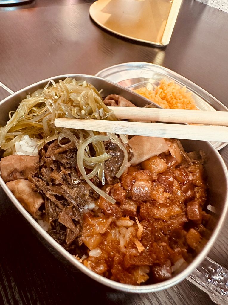 桃園龜山平價美食推薦!上座古傳滷肉飯專賣店超懷舊,古早摩天輪套餐。