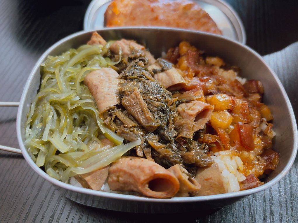 桃園龜山平價美食推薦!上座古傳滷肉飯專賣店超懷舊,古早摩天輪套餐。