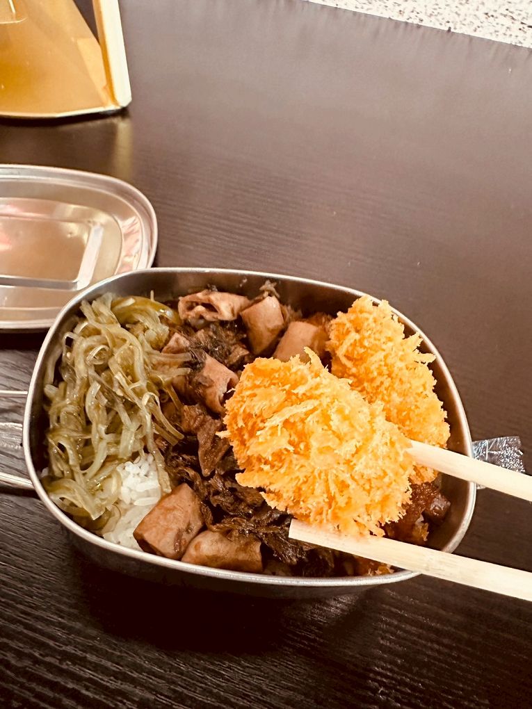 桃園龜山平價美食推薦!上座古傳滷肉飯專賣店超懷舊,古早摩天輪套餐。