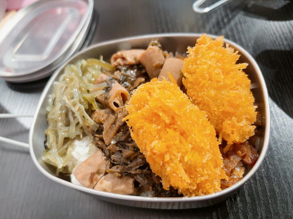 桃園龜山平價美食推薦!上座古傳滷肉飯專賣店超懷舊,古早摩天輪套餐。