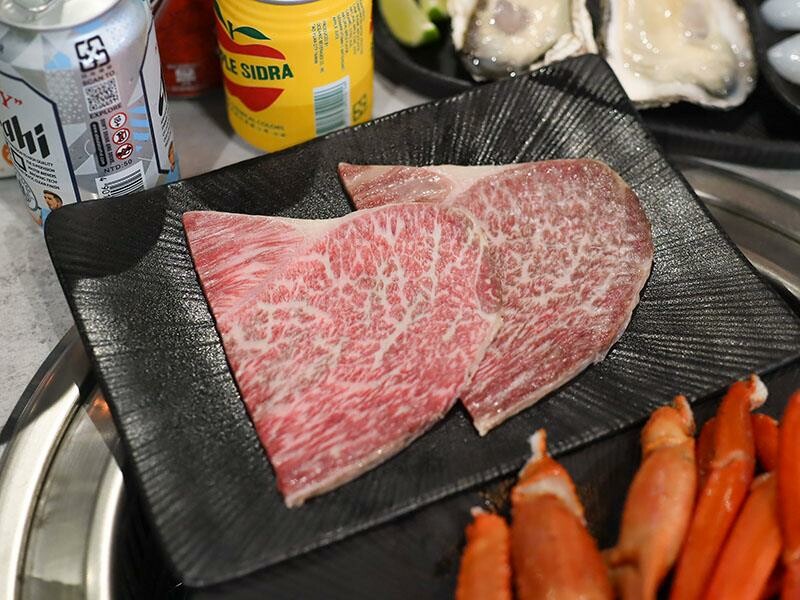 竹北燒肉吃到飽!肉當家燒肉一番799和牛海鮮任你點,啤酒也喝到飽。