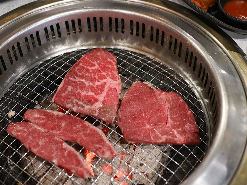竹北燒肉吃到飽!肉當家燒肉一番799和牛海鮮任你點,啤酒也喝到飽。