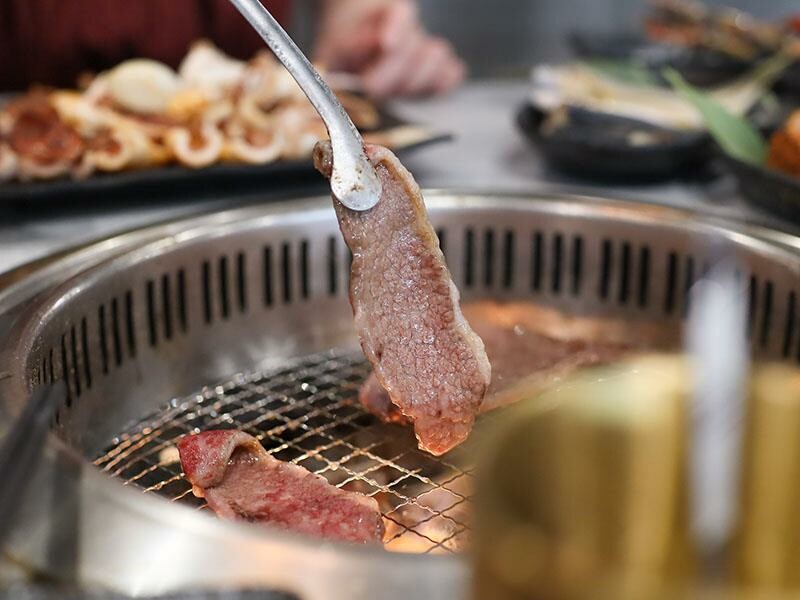 竹北燒肉吃到飽!肉當家燒肉一番799和牛海鮮任你點,啤酒也喝到飽。