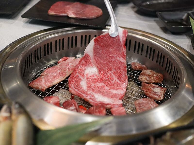 竹北燒肉吃到飽!肉當家燒肉一番799和牛海鮮任你點,啤酒也喝到飽。