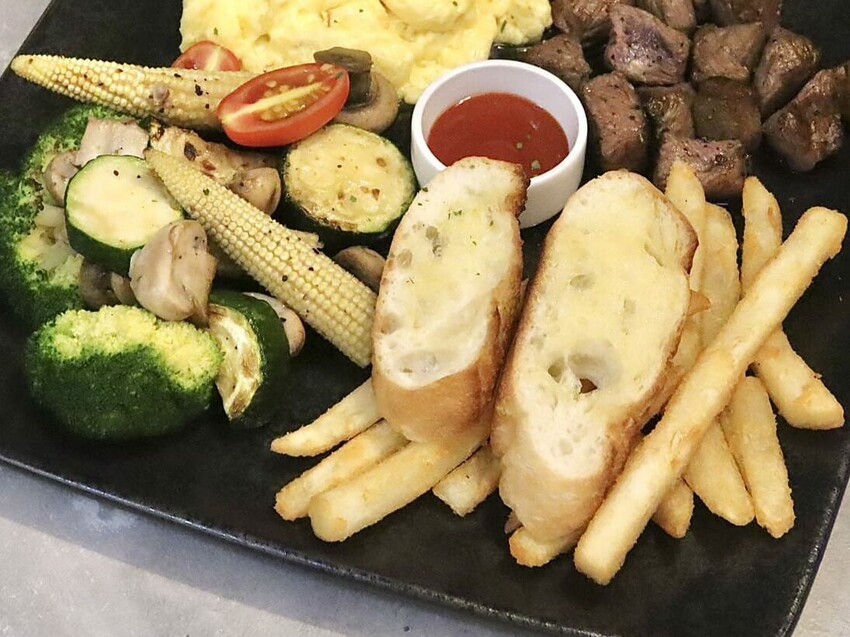 禾多餐酒館｜小巨蛋巷弄裡的高人氣餐酒館，餐點充滿驚喜超好吃。大推花雕酒奶油海鮮燉飯。約會聚餐首選 – 艾瑞絲的吃貨日常