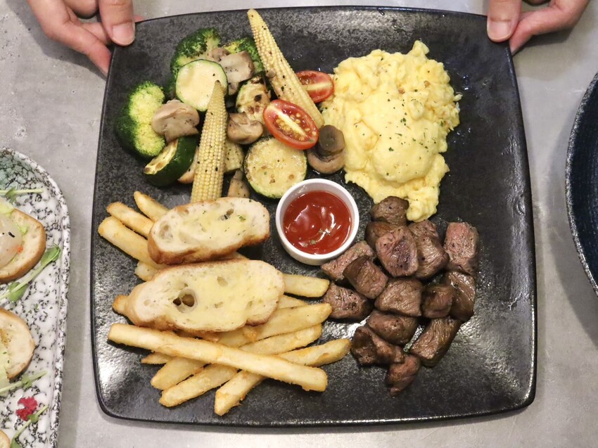 禾多餐酒館｜小巨蛋巷弄裡的高人氣餐酒館，餐點充滿驚喜超好吃。大推花雕酒奶油海鮮燉飯。約會聚餐首選 – 艾瑞絲的吃貨日常