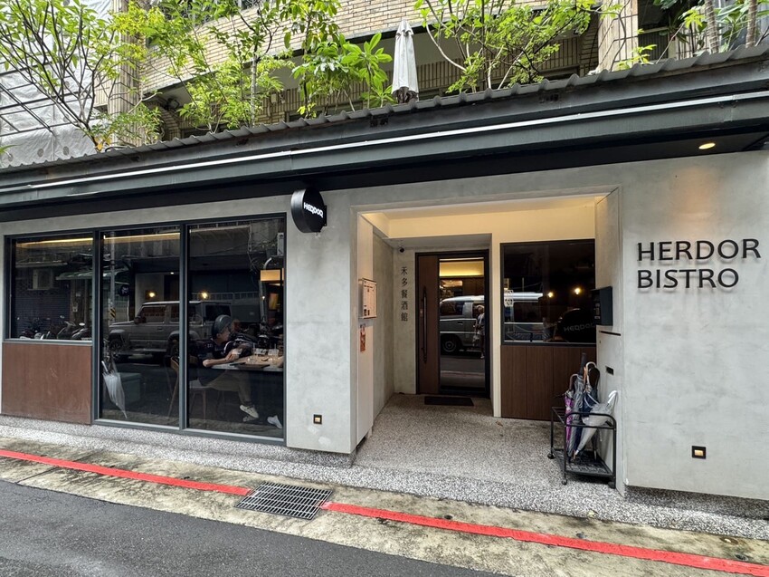 禾多餐酒館｜小巨蛋巷弄裡的高人氣餐酒館，餐點充滿驚喜超好吃。大推花雕酒奶油海鮮燉飯。約會聚餐首選 – 艾瑞絲的吃貨日常