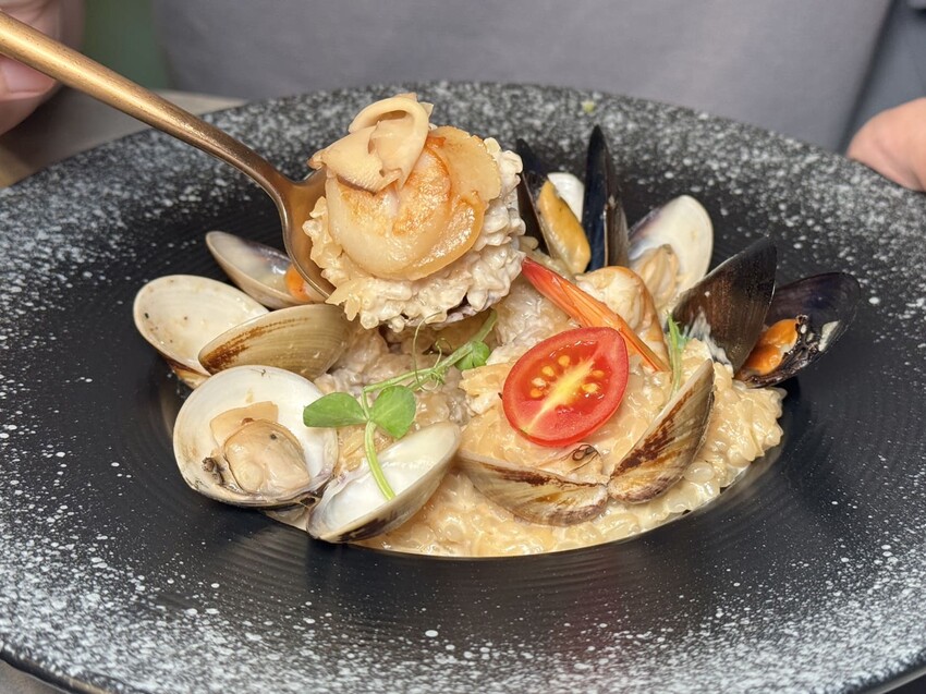 禾多餐酒館｜小巨蛋巷弄裡的高人氣餐酒館，餐點充滿驚喜超好吃。大推花雕酒奶油海鮮燉飯。約會聚餐首選 – 艾瑞絲的吃貨日常