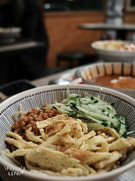 |台北中山大直‧小吃| 大中小碗均一價《兄弟麵館》特色麵館.