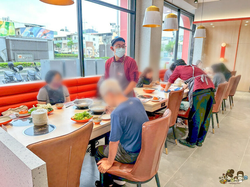 全台首間 小洞天 最夠味的爆香石頭鍋，多種湯頭石頭火鍋、蔬菜鍋物料吃到飽、鐵道火鍋一條街 正義車站對面 - 跟著尼力吃喝玩樂＆親子生活