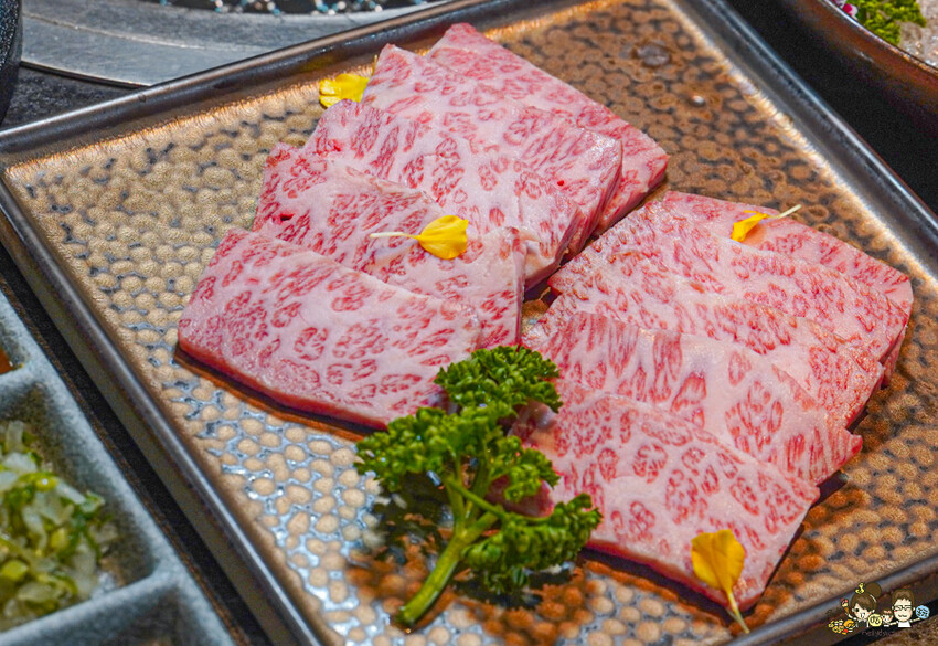 全台首間海港燒肉 1928燒肉總鋪-高流海洋店，最美療癒海港燒肉隱藏鯨魚06館 、海洋限定美食、高雄輕軌美食 - 跟著尼力吃喝玩樂＆親子生活