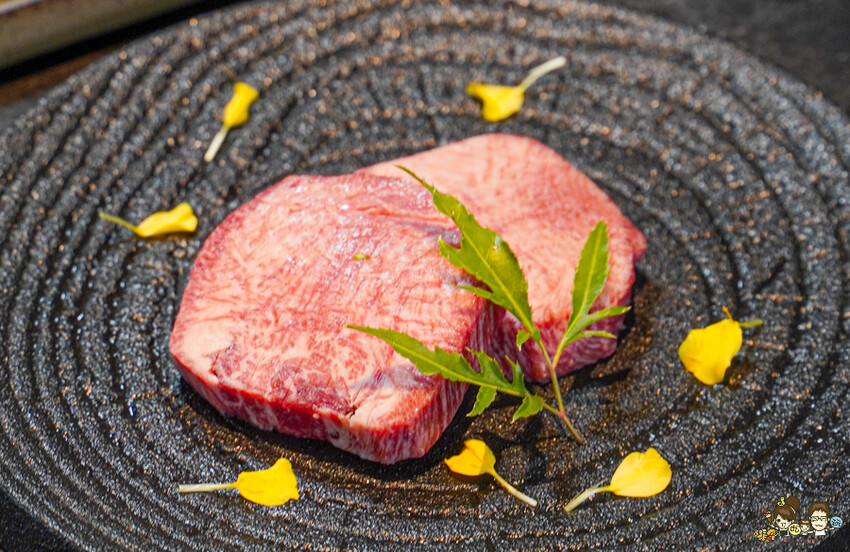 全台首間海港燒肉 1928燒肉總鋪-高流海洋店，最美療癒海港燒肉隱藏鯨魚06館 、海洋限定美食、高雄輕軌美食 - 跟著尼力吃喝玩樂＆親子生活
