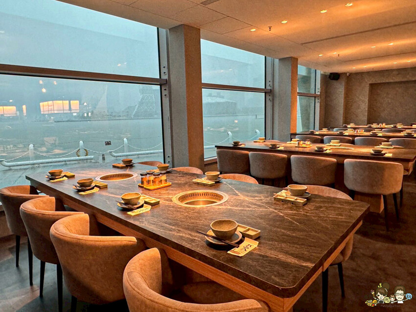 全台首間海港燒肉 1928燒肉總鋪-高流海洋店，最美療癒海港燒肉隱藏鯨魚06館 、海洋限定美食、高雄輕軌美食 - 跟著尼力吃喝玩樂＆親子生活