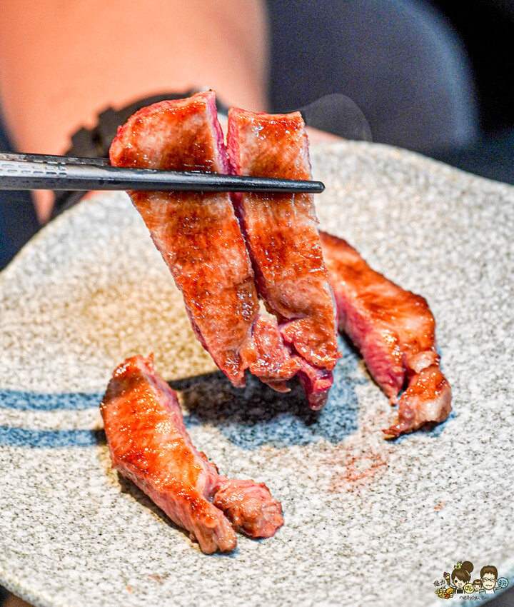全台首間海港燒肉 1928燒肉總鋪-高流海洋店，最美療癒海港燒肉隱藏鯨魚06館 、海洋限定美食、高雄輕軌美食 - 跟著尼力吃喝玩樂＆親子生活