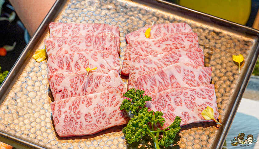 全台首間海港燒肉 1928燒肉總鋪-高流海洋店，最美療癒海港燒肉隱藏鯨魚06館 、海洋限定美食、高雄輕軌美食 - 跟著尼力吃喝玩樂＆親子生活