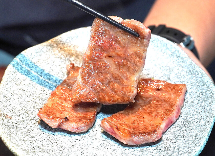 全台首間海港燒肉 1928燒肉總鋪-高流海洋店，最美療癒海港燒肉隱藏鯨魚06館 、海洋限定美食、高雄輕軌美食 - 跟著尼力吃喝玩樂＆親子生活
