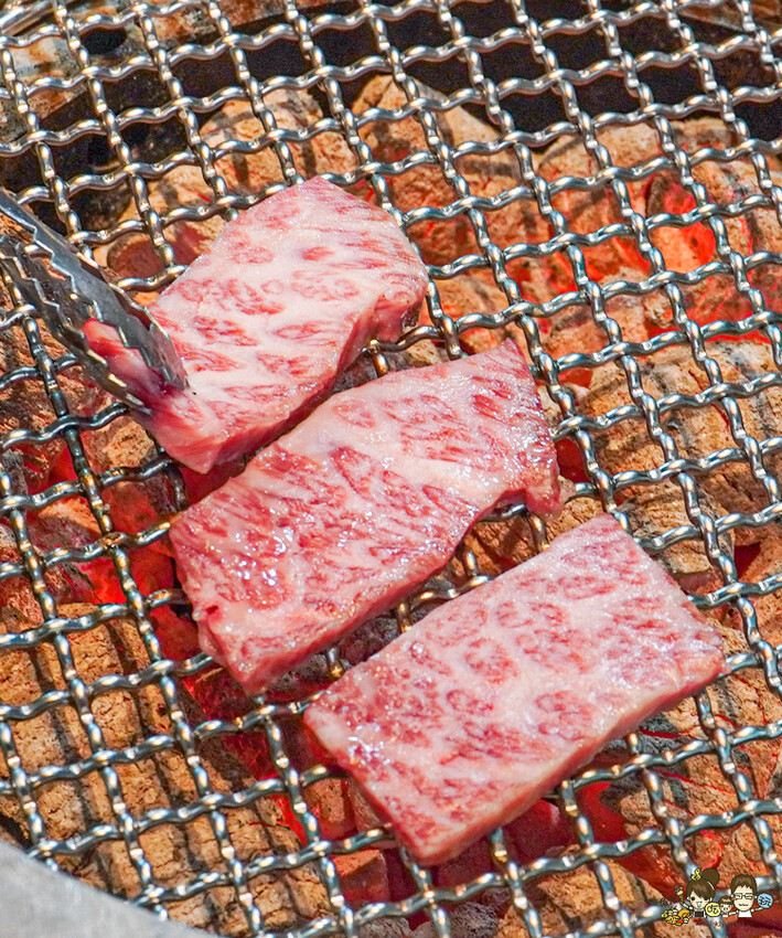 全台首間海港燒肉 1928燒肉總鋪-高流海洋店，最美療癒海港燒肉隱藏鯨魚06館 、海洋限定美食、高雄輕軌美食 - 跟著尼力吃喝玩樂＆親子生活