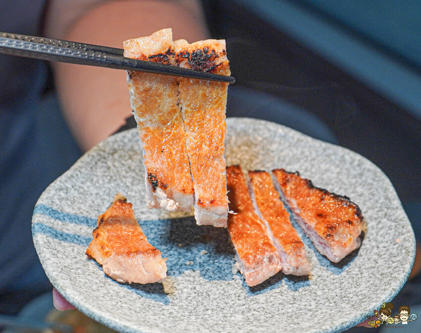 全台首間海港燒肉 1928燒肉總鋪-高流海洋店，最美療癒海港燒肉隱藏鯨魚06館 、海洋限定美食、高雄輕軌美食 - 跟著尼力吃喝玩樂＆親子生活